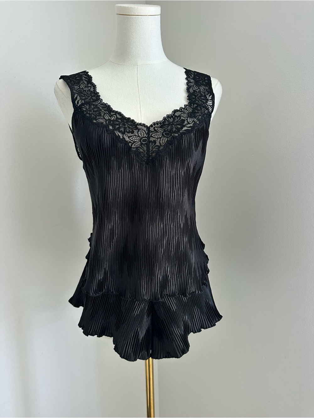 La Perla Vintage documented pleated top and shorts - Picture 3 of 14